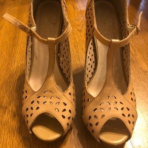 Restricted peep-toe heels